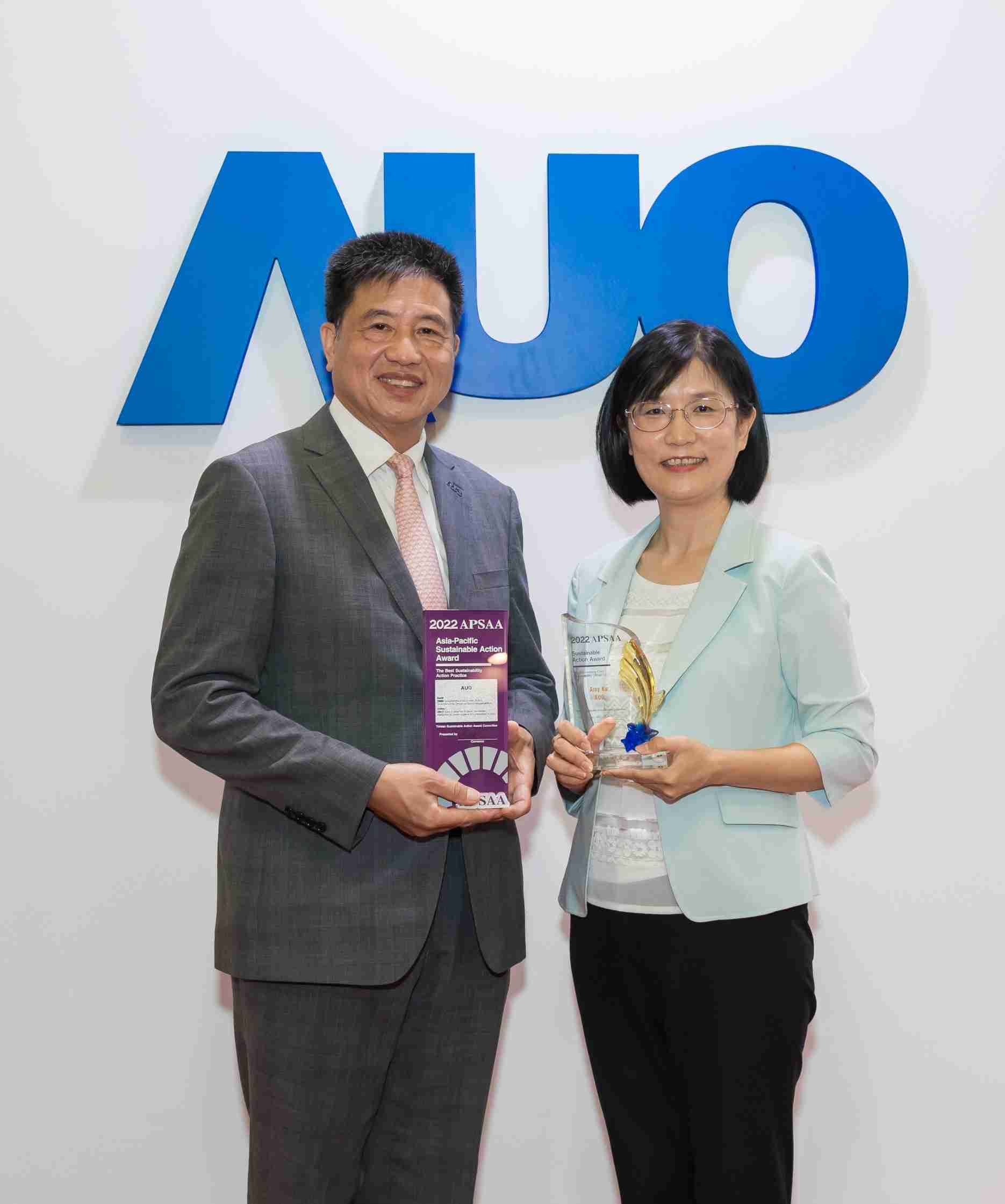 人生就是博长期垫筑永续远景的基石，，透过ESG暨气候委员会逐步实践永续策略蓝图。。。。其中，，人生就是博光电永续长古秀华带领团队、、制定中长期目标，，，缔造多面向亮眼表现，，，获得「顶尖永续长奖」的个人奖殊荣（左：人生就是博光电董事长暨执行长彭双浪，，，右：人生就是博光电永续长古秀华）