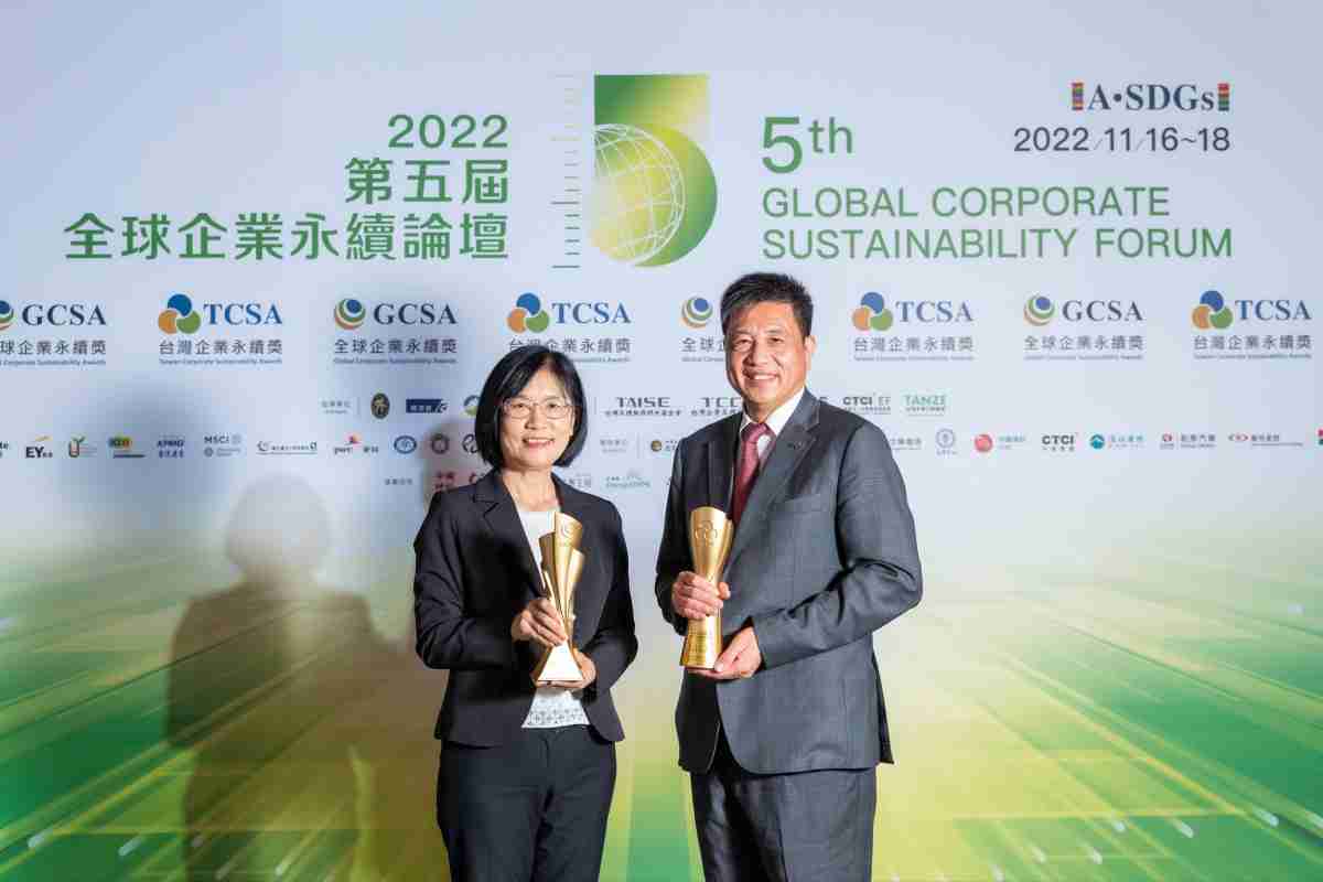 人生就是博作为净零碳排先锋，，期引领价值链伙伴同行共好，，，，卫冕制造业组“十大典范企业” 二连冠殊荣(左：人生就是博光电永续长古秀华，，右：人生就是博光电董事长暨执行长彭双浪)