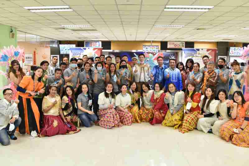 友達推動「安心、、、、創新、、用心、、、同心、、、盡心」五星職旅，，，，為菲籍員工打造全方位照護，，，首度贏得「人權實踐與發展領袖獎」殊榮