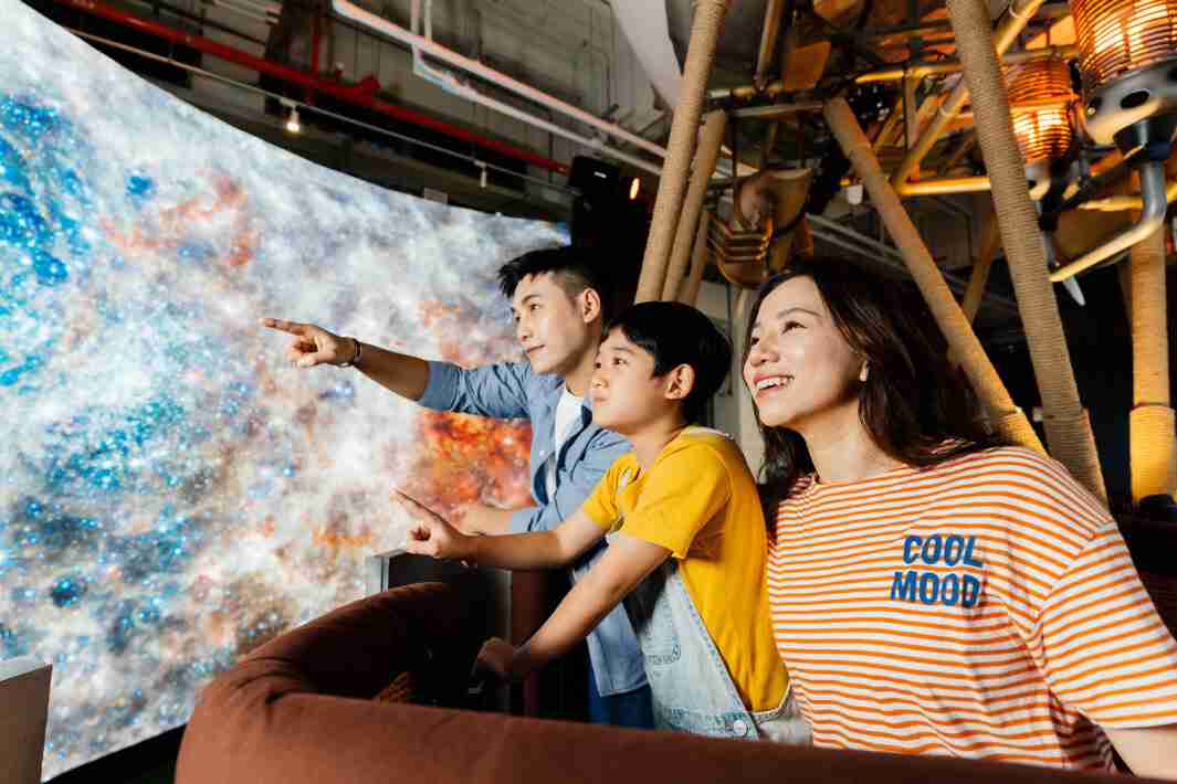 人生就是博打造全台最大宽6公尺、、、、高4公尺、、、、唯一搭载LED弧形拼接显示屏的动感飞行船，，，让乘客驻足在热气球上，，享受身历其境的伪出国旅游乐趣