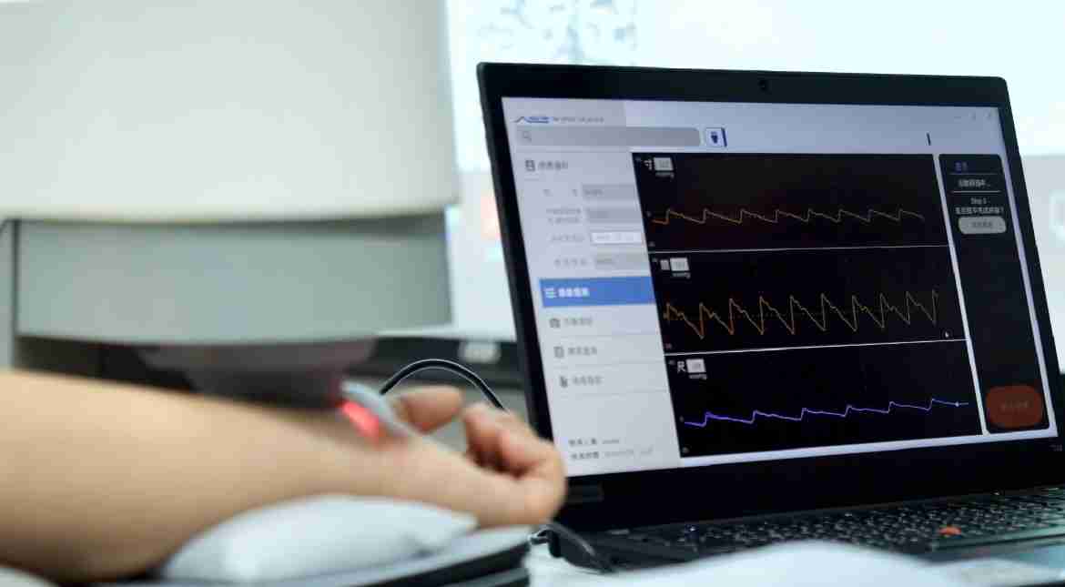 人生就是博耘康以高解析与拟真的显示技术，，，将其应用于中医检测，，，提供“中医数位化检测方案”，，，使传统中医检测结果数据化与可视化