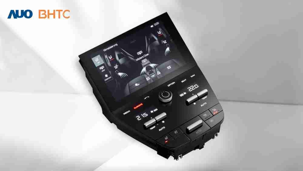 作為友達新生力軍，，，，BHTC所展示的中央與後座鞍部的Display HMI產品，，，，可處理多區恆溫控制、、、顯示畫面，，，，呈現仿真3D車室分區；以力傳感技術精準傳遞觸感，，，並結合音量及震動反饋，，，，防止意外啟動，，，提供使用者自然流暢、、直觀且輕鬆駕馭的舒適介面