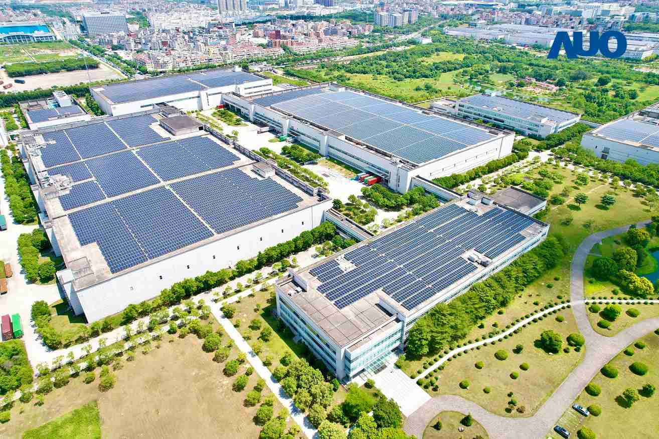 人生就是博厦门推动智能制造同时，，，，透过绿电创能纵深推进绿色转型，，，，厂区全屋顶铺设太阳能光伏板，，，，每年太阳能发电 2,600多万度