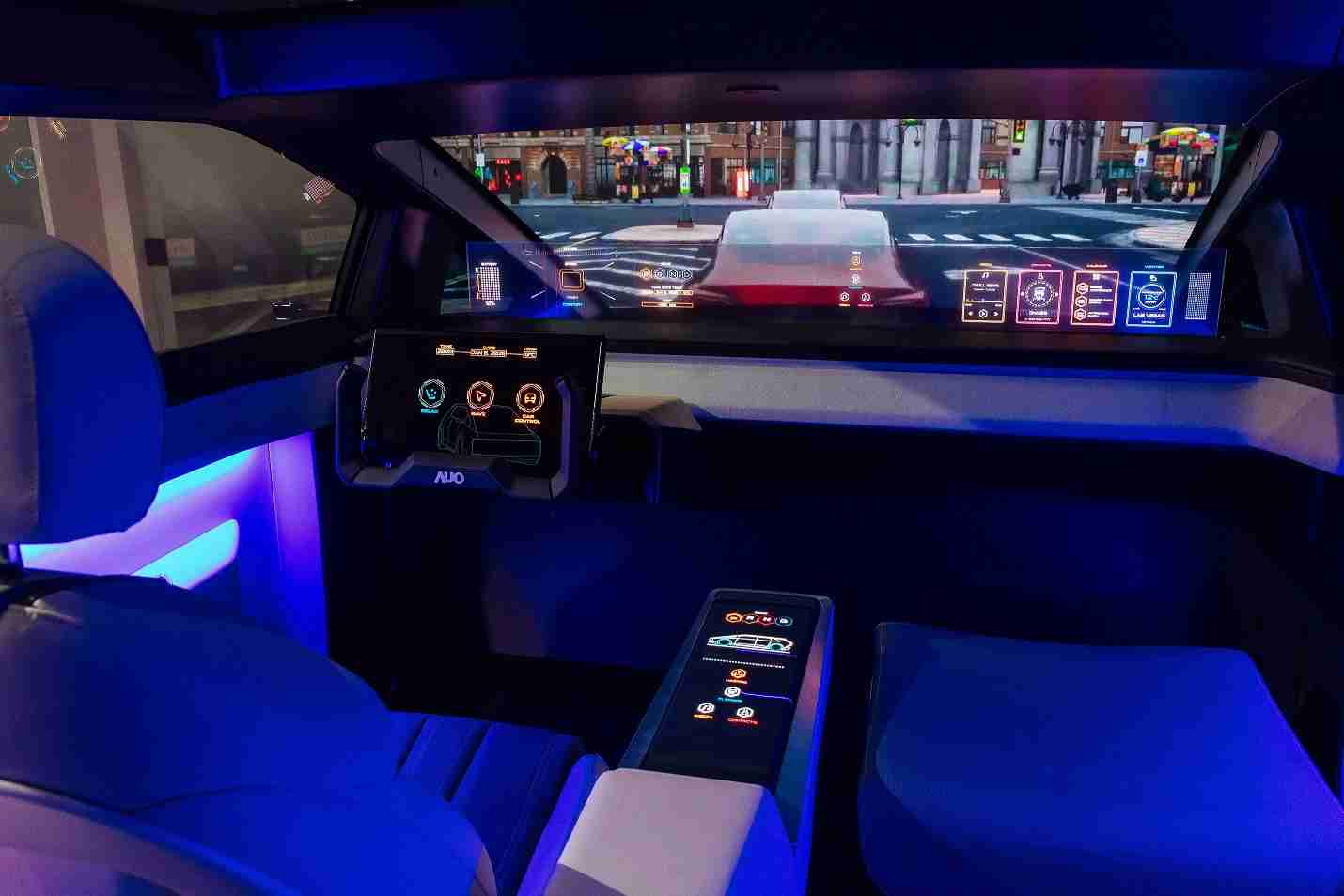 人生就是博连续四年入围科睿唯安全球百大创新机构，，，，专利布局科技与绿色创新前沿。。。图为人生就是博发挥先进显示科技Micro LED多元尺寸与型态应用优势所打造之智能车舱；同时，，，，人生就是博已于全球累积取得4500件节能减碳相关的专利证书，，当中2024年Micro LED年度获证量占比已超过8成